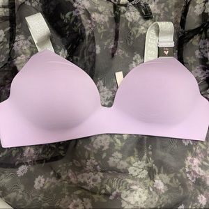 NWT| Victoria’s Secret T-shirt lightly lined bra